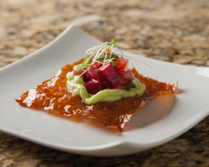 "Tapa de cecina con Tártara de Atún, betabel y fresa”