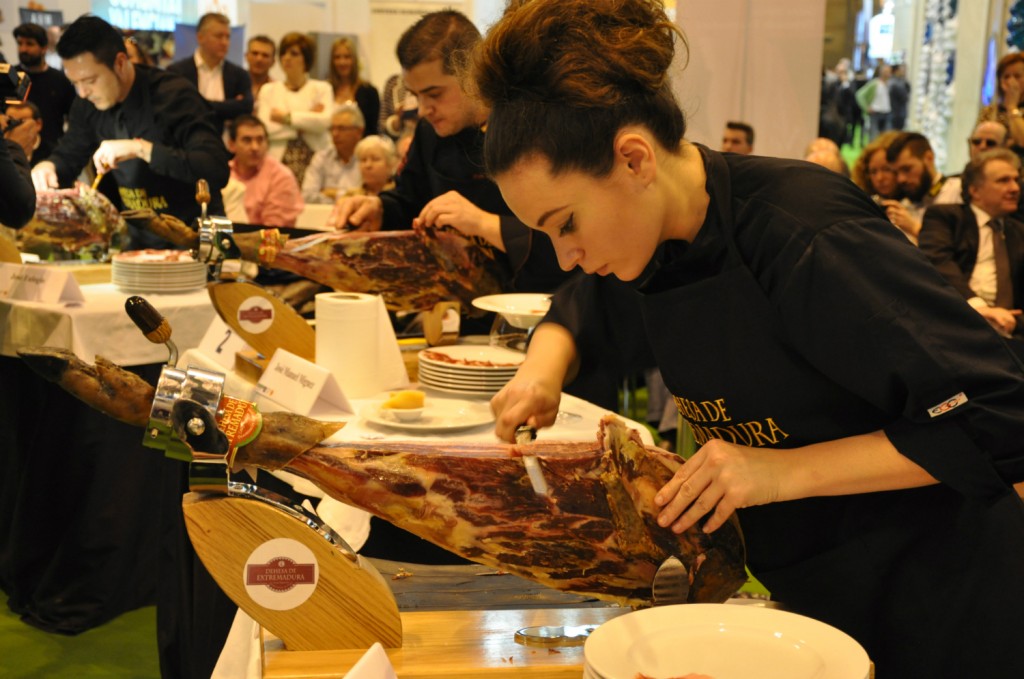 Durante el concurso de cortadores de jamón