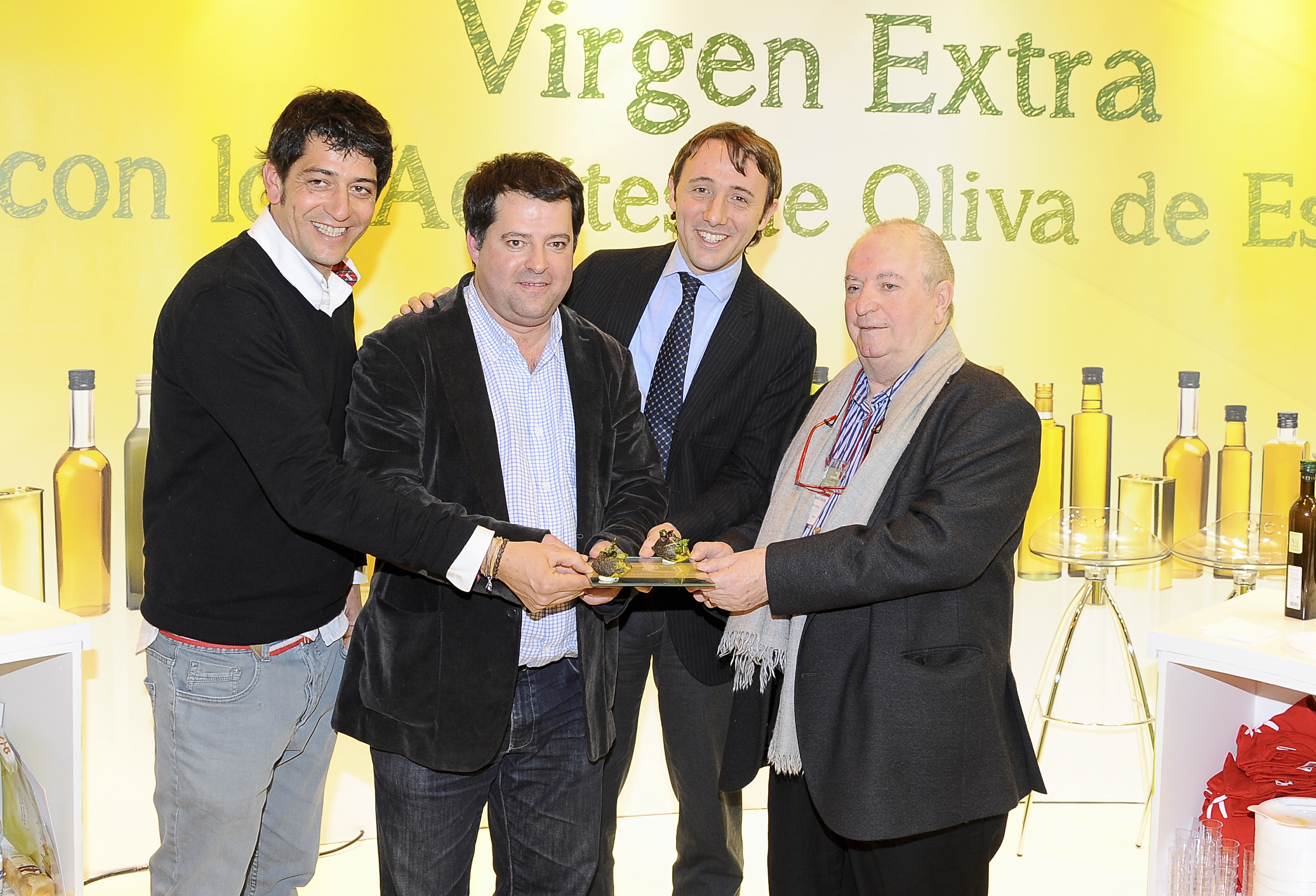 TOMAS-SANTAMARIA-RUIZ_DE_MARCOS-ARZAK_CON_EL_PINTXO_DE_LA_F1_MADRID