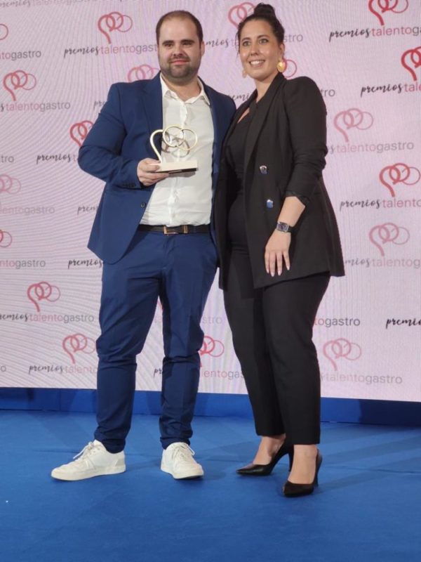 Aitor Santamaría recibiendo el Premio Talento Gastro 2023